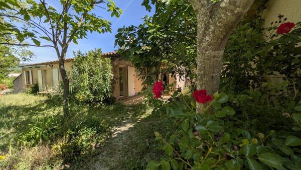 Jolie villa de plain pied pleine de lumière et de Verdure