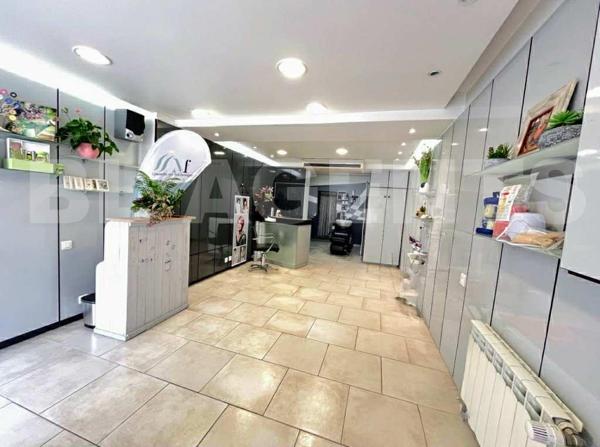 À vendre – Local commercial + Appartement duplex – 100 m² – Villeneuve-sur-Yonne (centre-ville)