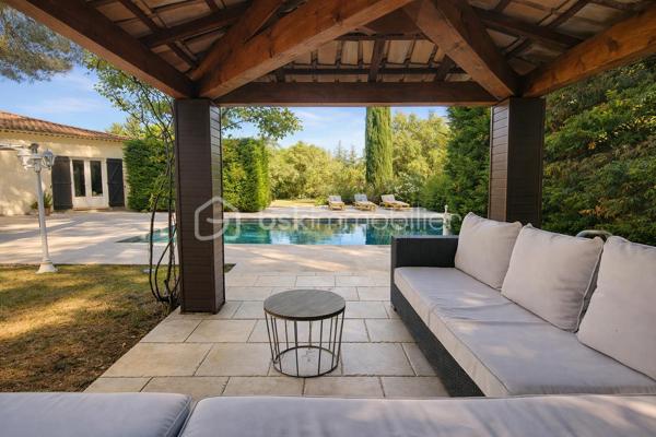 À quelques pas seulement du centre du village de Garéoult, cette propriété séduit immédiatement par la qualité de son environnement et le soin apporté à son entretien. Implantée sur un superbe terrain entièrement plat de 2 930 m², clos et harmonieusement arboré, elle offre un cadre de vie privilégié où confort, espace et intimité se conjuguent parfaitement.

Développant environ 195 m² habitables de plain-pied, la villa s’organise autour de généreux espaces de réception. Le salon, chaleureux et lumineux, s’étend sur plus de 35 m², tandis que la cuisine ouverte (récente et entièrement équipée) et la salle à manger forment un vaste ensemble d’environ 40 m², idéal pour partager des moments conviviaux. Une arrière-cuisine/buanderie vient compléter cet espace de vie particulièrement fonctionnel.

L’agencement intérieur a été pensé pour préserver le confort de chacun. L’espace nuit principal a été conçu pour préserver l’intimité de chacun. Il se compose de deux chambres d’environ 14 m² reliées par une salle d’eau communicante. À l’extrémité opposée de la maison, une suite de 21m² disposant de sa propre salle d’eau et de toilettes privatifs, forme un espace plus confidentiel et parfaitement indépendant.
Un second espace, aujourd’hui aménagé comme un logement autonome, comprend un séjour, une cuisine indépendante, une grande chambre, une salle de bains ainsi que des toilettes séparées. Cette configuration offre de nombreuses perspectives d’utilisation : hébergement de proches, activité professionnelle, rendement locatif ou encore réunification en une seule et vaste habitation familiale.

À l’abri des regards, les extérieurs invitent à la détente dans une atmosphère paisible et soignée. Le jardin plat de 2 930 m² met en valeur une élégante piscine habillée en pierres de Bali, sécurisée par un volet roulant électrique. Une vaste terrasse en travertin de plus de 200m² aménagée entoure la piscine et prolonge naturellement les espaces de vie vers l’extérieur. Plusieurs lieux de détente ont été créés au sein de la propriété afin de profiter pleinement de chaque instant, en toute tranquillité dont un kiosque et une pergola.
Deux accès distincts par portails facilitent l’entrée sur la propriété, qui dispose également d’un garage indépendant d’environ 35 m².

Grâce à son agencement particulièrement modulable, cette propriété se prête idéalement à un projet de regroupement familial, à une activité de chambres d'hôtes, à l'accueil d'une clientèle saisonnière ou encore à l'exercice d'une activité professionnelle indépendante.

Si l'ensemble a bénéficié d'un entretien rigoureux au fil des années, quelques travaux de remise au goût du jour permettront de valoriser davantage ses beaux volumes et son remarquable potentiel.

N'hésitez plus et contactez nous dès à présent pour de plus amples informations et organiser votre visite!