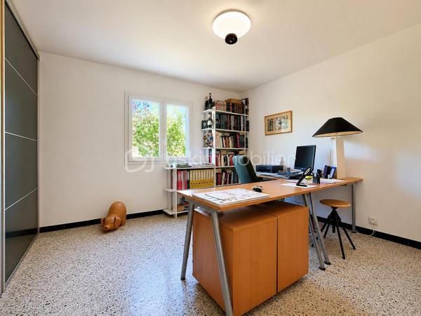 À quelques pas seulement du centre du village de Garéoult, cette propriété séduit immédiatement par la qualité de son environnement et le soin apporté à son entretien. Implantée sur un superbe terrain entièrement plat de 2 930 m², clos et harmonieusement arboré, elle offre un cadre de vie privilégié où confort, espace et intimité se conjuguent parfaitement.

Développant environ 195 m² habitables de plain-pied, la villa s’organise autour de généreux espaces de réception. Le salon, chaleureux et lumineux, s’étend sur plus de 35 m², tandis que la cuisine ouverte (récente et entièrement équipée) et la salle à manger forment un vaste ensemble d’environ 40 m², idéal pour partager des moments conviviaux. Une arrière-cuisine/buanderie vient compléter cet espace de vie particulièrement fonctionnel.

L’agencement intérieur a été pensé pour préserver le confort de chacun. L’espace nuit principal a été conçu pour préserver l’intimité de chacun. Il se compose de deux chambres d’environ 14 m² reliées par une salle d’eau communicante. À l’extrémité opposée de la maison, une suite de 21m² disposant de sa propre salle d’eau et de toilettes privatifs, forme un espace plus confidentiel et parfaitement indépendant.
Un second espace, aujourd’hui aménagé comme un logement autonome, comprend un séjour, une cuisine indépendante, une grande chambre, une salle de bains ainsi que des toilettes séparées. Cette configuration offre de nombreuses perspectives d’utilisation : hébergement de proches, activité professionnelle, rendement locatif ou encore réunification en une seule et vaste habitation familiale.

À l’abri des regards, les extérieurs invitent à la détente dans une atmosphère paisible et soignée. Le jardin plat de 2 930 m² met en valeur une élégante piscine habillée en pierres de Bali, sécurisée par un volet roulant électrique. Une vaste terrasse en travertin de plus de 200m² aménagée entoure la piscine et prolonge naturellement les espaces de vie vers l’extérieur. Plusieurs lieux de détente ont été créés au sein de la propriété afin de profiter pleinement de chaque instant, en toute tranquillité dont un kiosque et une pergola.
Deux accès distincts par portails facilitent l’entrée sur la propriété, qui dispose également d’un garage indépendant d’environ 35 m².

Grâce à son agencement particulièrement modulable, cette propriété se prête idéalement à un projet de regroupement familial, à une activité de chambres d'hôtes, à l'accueil d'une clientèle saisonnière ou encore à l'exercice d'une activité professionnelle indépendante.

Si l'ensemble a bénéficié d'un entretien rigoureux au fil des années, quelques travaux de remise au goût du jour permettront de valoriser davantage ses beaux volumes et son remarquable potentiel.

N'hésitez plus et contactez nous dès à présent pour de plus amples informations et organiser votre visite!