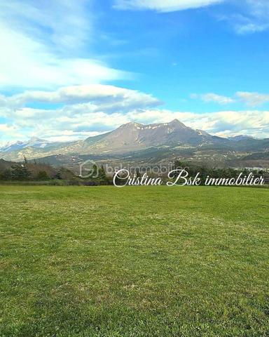 En exclusivité ! À seulement quelques minutes de Digne-les-Bains sud, niché dans un cadre naturel d’exception, découvrez ce magnifique terrain plat de 997 m2 entièrement constructible. Un véritable havre de paix, idéal pour concrétiser votre futur projet de vie.
Caractéristiques du terrain :
•	Fort potentiel constructible, idéal pour concrétiser votre projet de maison sur mesure. 
•	Terrain plat, facilitant la construction et l’aménagement.
•	Viabilités en bordure, pour un raccordement rapide et aisé.
•	Exposition optimale, offrant une belle luminosité tout au long de la journée.
•	Possibilité de division en deux lots distincts, parfaite pour un projet familial, un investissement ou une revente partielle.
•	Environnement calme et verdoyant, propice à une vie de famille épanouie ou à une retraite sereine.

Atouts de l’emplacement :
•	Vue imprenable sur les majestueuses montagnes environnantes, un panorama à couper le souffle.
•	Proximité immédiate des commodités de Digne-les-Bains : commerces, écoles, hôpital et services.
•	Accès rapide à l’A51 et aux grands axes, facilitant vos déplacements vers les villes voisines et les activités de plein air.
Ce terrain représente une opportunité rare d’acquérir un véritable coin de paradis dans l’une des régions les plus prisées de la Provence.

Les honoraires sont à la charge du vendeur.
Pour plus d’informations ou pour organiser une visite, n’hésitez pas à me contacter au  07 88 88 94 07.
#ImmobilierDigne #TerrainAVendre #FortPotentiel #ProjetImmobilier #InvestissementImmobilier #TerrainConstructible #OpportunitéRare #04