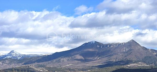 En exclusivité ! À seulement quelques minutes de Digne-les-Bains sud, niché dans un cadre naturel d’exception, découvrez ce magnifique terrain plat de 997 m2 entièrement constructible. Un véritable havre de paix, idéal pour concrétiser votre futur projet de vie.
Caractéristiques du terrain :
•	Fort potentiel constructible, idéal pour concrétiser votre projet de maison sur mesure. 
•	Terrain plat, facilitant la construction et l’aménagement.
•	Viabilités en bordure, pour un raccordement rapide et aisé.
•	Exposition optimale, offrant une belle luminosité tout au long de la journée.
•	Possibilité de division en deux lots distincts, parfaite pour un projet familial, un investissement ou une revente partielle.
•	Environnement calme et verdoyant, propice à une vie de famille épanouie ou à une retraite sereine.

Atouts de l’emplacement :
•	Vue imprenable sur les majestueuses montagnes environnantes, un panorama à couper le souffle.
•	Proximité immédiate des commodités de Digne-les-Bains : commerces, écoles, hôpital et services.
•	Accès rapide à l’A51 et aux grands axes, facilitant vos déplacements vers les villes voisines et les activités de plein air.
Ce terrain représente une opportunité rare d’acquérir un véritable coin de paradis dans l’une des régions les plus prisées de la Provence.

Les honoraires sont à la charge du vendeur.
Pour plus d’informations ou pour organiser une visite, n’hésitez pas à me contacter au  07 88 88 94 07.
#ImmobilierDigne #TerrainAVendre #FortPotentiel #ProjetImmobilier #InvestissementImmobilier #TerrainConstructible #OpportunitéRare #04