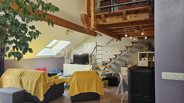 Venez visiter sans tarder cette jolie maison située dans le centre du village de la Batie Neuve proche de toutes commodités . 
La maison a été rénovée il y a quelques années pas de travaux à prévoir en intérieur , très bien entretenue elle est lumineuse et très agréable . 
En RDC une chambre avec petite terrasse couverte donnant sur la rue , avec SDB et WC . Idéal pour chambre parentale , studio indépendant ou bureau profession libérale . Sur ce même palier un vaste espace rangement , buanderie . 
Au 1 er étage 2 chambres avec placards , une salle de bain baignoire et wc séparés . A l'étage supérieur vous serez charmés par une belle pièce de vie avec cuisine équipée ouverte . La pièce est lumineuse , vue montagne depuis le vélux . Une petit mezzanine complète ce bel espace . 
Chauffage base au sol électrique + poele à granulés . 
Double vitrage , isolation ok . 
Taxe foncière 1100 € environ 
La façade nord reste à crépir . 
A visiter au plus vite