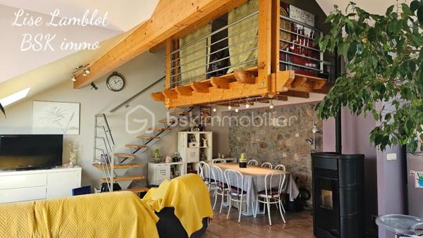 Venez visiter sans tarder cette jolie maison située dans le centre du village de la Batie Neuve proche de toutes commodités . 
La maison a été rénovée il y a quelques années pas de travaux à prévoir en intérieur , très bien entretenue elle est lumineuse et très agréable . 
En RDC une chambre avec petite terrasse couverte donnant sur la rue , avec SDB et WC . Idéal pour chambre parentale , studio indépendant ou bureau profession libérale . Sur ce même palier un vaste espace rangement , buanderie . 
Au 1 er étage 2 chambres avec placards , une salle de bain baignoire et wc séparés . A l'étage supérieur vous serez charmés par une belle pièce de vie avec cuisine équipée ouverte . La pièce est lumineuse , vue montagne depuis le vélux . Une petit mezzanine complète ce bel espace . 
Chauffage base au sol électrique + poele à granulés . 
Double vitrage , isolation ok . 
Taxe foncière 1100 € environ 
La façade nord reste à crépir . 
A visiter au plus vite