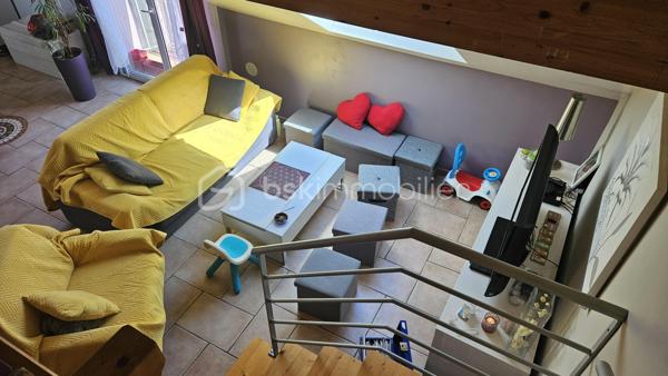Venez visiter sans tarder cette jolie maison située dans le centre du village de la Batie Neuve proche de toutes commodités . 
La maison a été rénovée il y a quelques années pas de travaux à prévoir en intérieur , très bien entretenue elle est lumineuse et très agréable . 
En RDC une chambre avec petite terrasse couverte donnant sur la rue , avec SDB et WC . Idéal pour chambre parentale , studio indépendant ou bureau profession libérale . Sur ce même palier un vaste espace rangement , buanderie . 
Au 1 er étage 2 chambres avec placards , une salle de bain baignoire et wc séparés . A l'étage supérieur vous serez charmés par une belle pièce de vie avec cuisine équipée ouverte . La pièce est lumineuse , vue montagne depuis le vélux . Une petit mezzanine complète ce bel espace . 
Chauffage base au sol électrique + poele à granulés . 
Double vitrage , isolation ok . 
Taxe foncière 1100 € environ 
La façade nord reste à crépir . 
A visiter au plus vite