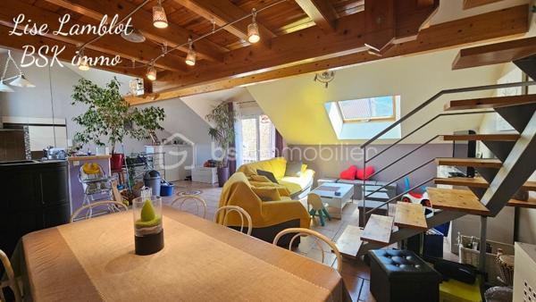 Venez visiter sans tarder cette jolie maison située dans le centre du village de la Batie Neuve proche de toutes commodités . 
La maison a été rénovée il y a quelques années pas de travaux à prévoir en intérieur , très bien entretenue elle est lumineuse et très agréable . 
En RDC une chambre avec petite terrasse couverte donnant sur la rue , avec SDB et WC . Idéal pour chambre parentale , studio indépendant ou bureau profession libérale . Sur ce même palier un vaste espace rangement , buanderie . 
Au 1 er étage 2 chambres avec placards , une salle de bain baignoire et wc séparés . A l'étage supérieur vous serez charmés par une belle pièce de vie avec cuisine équipée ouverte . La pièce est lumineuse , vue montagne depuis le vélux . Une petit mezzanine complète ce bel espace . 
Chauffage base au sol électrique + poele à granulés . 
Double vitrage , isolation ok . 
Taxe foncière 1100 € environ 
La façade nord reste à crépir . 
A visiter au plus vite