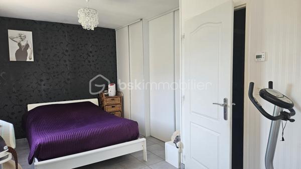 Venez visiter sans tarder cette jolie maison située dans le centre du village de la Batie Neuve proche de toutes commodités . 
La maison a été rénovée il y a quelques années pas de travaux à prévoir en intérieur , très bien entretenue elle est lumineuse et très agréable . 
En RDC une chambre avec petite terrasse couverte donnant sur la rue , avec SDB et WC . Idéal pour chambre parentale , studio indépendant ou bureau profession libérale . Sur ce même palier un vaste espace rangement , buanderie . 
Au 1 er étage 2 chambres avec placards , une salle de bain baignoire et wc séparés . A l'étage supérieur vous serez charmés par une belle pièce de vie avec cuisine équipée ouverte . La pièce est lumineuse , vue montagne depuis le vélux . Une petit mezzanine complète ce bel espace . 
Chauffage base au sol électrique + poele à granulés . 
Double vitrage , isolation ok . 
Taxe foncière 1100 € environ 
La façade nord reste à crépir . 
A visiter au plus vite