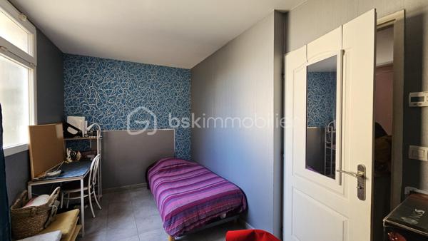 Venez visiter sans tarder cette jolie maison située dans le centre du village de la Batie Neuve proche de toutes commodités . 
La maison a été rénovée il y a quelques années pas de travaux à prévoir en intérieur , très bien entretenue elle est lumineuse et très agréable . 
En RDC une chambre avec petite terrasse couverte donnant sur la rue , avec SDB et WC . Idéal pour chambre parentale , studio indépendant ou bureau profession libérale . Sur ce même palier un vaste espace rangement , buanderie . 
Au 1 er étage 2 chambres avec placards , une salle de bain baignoire et wc séparés . A l'étage supérieur vous serez charmés par une belle pièce de vie avec cuisine équipée ouverte . La pièce est lumineuse , vue montagne depuis le vélux . Une petit mezzanine complète ce bel espace . 
Chauffage base au sol électrique + poele à granulés . 
Double vitrage , isolation ok . 
Taxe foncière 1100 € environ 
La façade nord reste à crépir . 
A visiter au plus vite