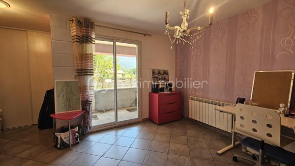 Venez visiter sans tarder cette jolie maison située dans le centre du village de la Batie Neuve proche de toutes commodités . 
La maison a été rénovée il y a quelques années pas de travaux à prévoir en intérieur , très bien entretenue elle est lumineuse et très agréable . 
En RDC une chambre avec petite terrasse couverte donnant sur la rue , avec SDB et WC . Idéal pour chambre parentale , studio indépendant ou bureau profession libérale . Sur ce même palier un vaste espace rangement , buanderie . 
Au 1 er étage 2 chambres avec placards , une salle de bain baignoire et wc séparés . A l'étage supérieur vous serez charmés par une belle pièce de vie avec cuisine équipée ouverte . La pièce est lumineuse , vue montagne depuis le vélux . Une petit mezzanine complète ce bel espace . 
Chauffage base au sol électrique + poele à granulés . 
Double vitrage , isolation ok . 
Taxe foncière 1100 € environ 
La façade nord reste à crépir . 
A visiter au plus vite