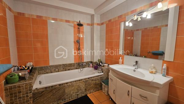 Venez visiter sans tarder cette jolie maison située dans le centre du village de la Batie Neuve proche de toutes commodités . 
La maison a été rénovée il y a quelques années pas de travaux à prévoir en intérieur , très bien entretenue elle est lumineuse et très agréable . 
En RDC une chambre avec petite terrasse couverte donnant sur la rue , avec SDB et WC . Idéal pour chambre parentale , studio indépendant ou bureau profession libérale . Sur ce même palier un vaste espace rangement , buanderie . 
Au 1 er étage 2 chambres avec placards , une salle de bain baignoire et wc séparés . A l'étage supérieur vous serez charmés par une belle pièce de vie avec cuisine équipée ouverte . La pièce est lumineuse , vue montagne depuis le vélux . Une petit mezzanine complète ce bel espace . 
Chauffage base au sol électrique + poele à granulés . 
Double vitrage , isolation ok . 
Taxe foncière 1100 € environ 
La façade nord reste à crépir . 
A visiter au plus vite