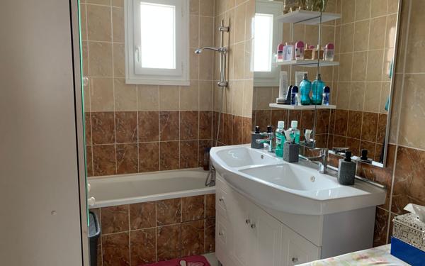 Maison à vendre    4 pièces •  Saint-Étienne-de-Saint-Geoirs