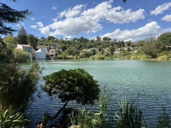 Rez-de-jardin, T5 d'exception dans un domaine prisé, vue mer