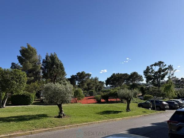 Rez-de-jardin, T5 d'exception dans un domaine prisé, vue mer