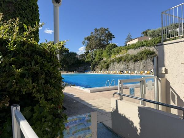 Rez-de-jardin, T5 d'exception dans un domaine prisé, vue mer