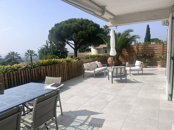 Rez-de-jardin, T5 d'exception dans un domaine prisé, vue mer