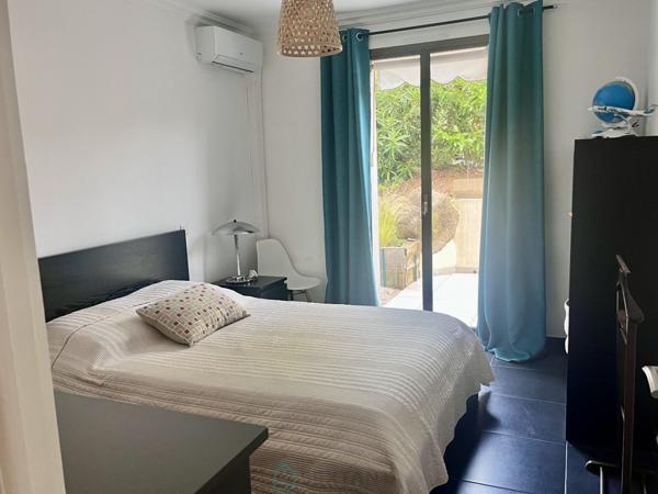 Rez-de-jardin, T5 d'exception dans un domaine prisé, vue mer