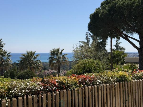 Rez-de-jardin, T5 d'exception dans un domaine prisé, vue mer