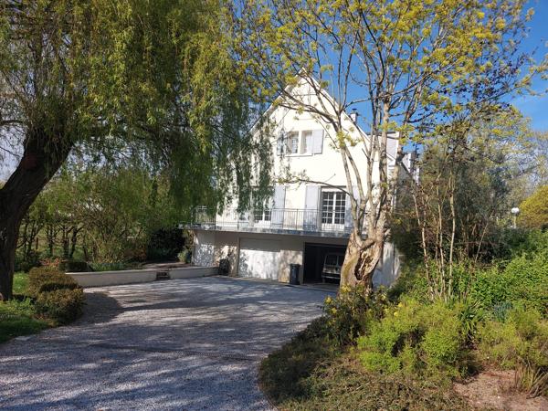 MAISON BOURGEOISE SUR SAINTE MAURE DE TOURAINE