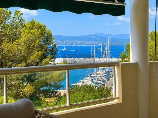 Vente                                                      Appartement
                        
                     4 pièces                      107 m2                     à Saint-Raphaël