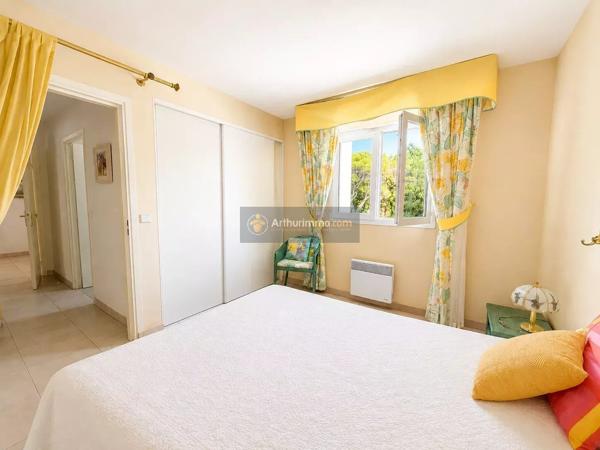 Vente                                                      Appartement
                        
                     4 pièces                      107 m2                     à Saint-Raphaël