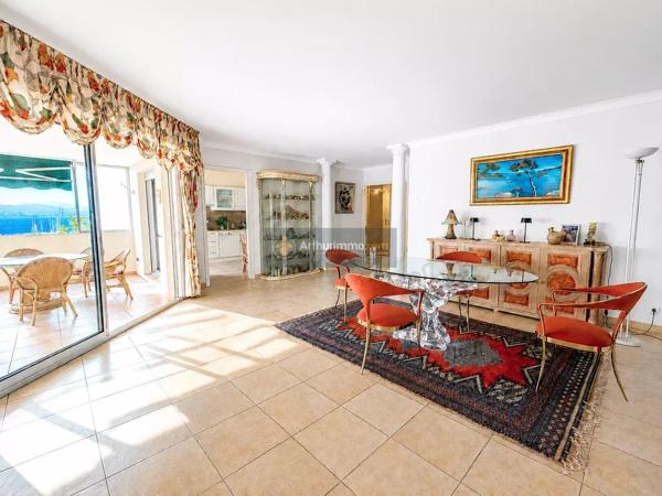 Vente                                                      Appartement
                        
                     4 pièces                      107 m2                     à Saint-Raphaël