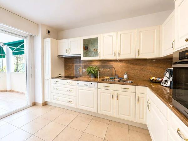 Vente                                                      Appartement
                        
                     4 pièces                      107 m2                     à Saint-Raphaël