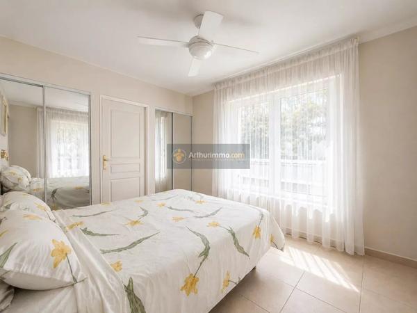 Vente                                                      Appartement
                        
                     4 pièces                      107 m2                     à Saint-Raphaël