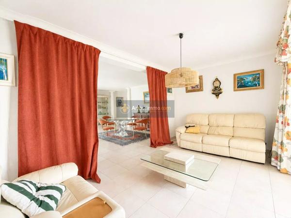 Vente                                                      Appartement
                        
                     4 pièces                      107 m2                     à Saint-Raphaël