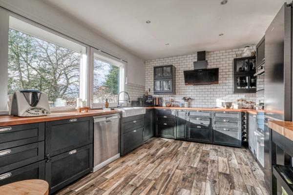 Christophe Michaudelle – CAPIFRANCE - vous propose proche de Saint Mard : maison indépendante - 4P - 85 m² - 2 chambres - 1 pièce d'eau - buanderie - 1 dépendance (54 m²) beau jardin