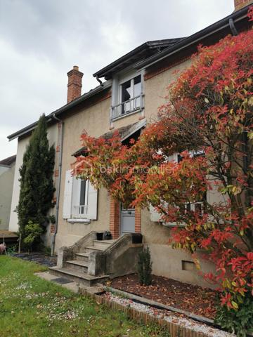 Laissez-vous séduire par cette authentique maison Sénonaise des années 1920, alliant charme de l’ancien et confort de vie moderne, située dans un agréable village avec école, à seulement 10 minutes de Sens et de la gare (Paris Gare de Lyon).

Dès l’entrée, vous découvrez un espace spacieux et lumineux qui dessert un double séjour et sa cheminée insert, baigné de lumière, grande baie vitrée ouvrant sur une magnifique terrasse en bois sur pilotis, idéale pour vos moments de détente avec vue sur le jardin. Une grande cuisine aménagée et partiellement équipée, un espace bureau (télétravail ou activité indépendante), un toilette indépendant.

À l’étage :

- deux belles chambres, dont une avec espace dressing
- un grand bureau pouvant facilement être transformé en 3ème chambre
- une salle d’eau moderne avec WC

Un extérieur plein de charme

Implantée sur une parcelle de 502 m², la propriété offre un jardin bucolique avec mur végétal, véritable havre de paix. La terrasse en bois propose le tour de la maison en partie.

 Les + qui font la différence
- Maison rénovée en 2015 ( menuiseries, isolation, électricité, plomberie, ...)
- agrandissement réalisé en 2006
- tout à l'égout, cheminée insert, gaz de ville
- Garage indépendant attenant
- Petite cave, adoucisseur d'eau, chaudière à condensation
- Belle luminosité dans toute la maison
- Potentiel d’évolution (3ème chambre)

Accès rapide : autoroute à 5 min, gare et ville à proximité
📍 Un emplacement stratégique

Profitez du calme de la campagne tout en restant connecté :

Paris Gare de Lyon accessible rapidement
Sens à 10 minutes
Accès autoroutier en 5 minutes
✨ Une maison idéale pour une famille ou un projet de vie au vert, sans compromis sur l’accessibilité.

📞 Une visite s’impose pour découvrir tout son potentiel !