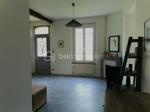 Laissez-vous séduire par cette authentique maison Sénonaise des années 1920, alliant charme de l’ancien et confort de vie moderne, située dans un agréable village avec école, à seulement 10 minutes de Sens et de la gare (Paris Gare de Lyon).

Dès l’entrée, vous découvrez un espace spacieux et lumineux qui dessert un double séjour et sa cheminée insert, baigné de lumière, grande baie vitrée ouvrant sur une magnifique terrasse en bois sur pilotis, idéale pour vos moments de détente avec vue sur le jardin. Une grande cuisine aménagée et partiellement équipée, un espace bureau (télétravail ou activité indépendante), un toilette indépendant.

À l’étage :

- deux belles chambres, dont une avec espace dressing
- un grand bureau pouvant facilement être transformé en 3ème chambre
- une salle d’eau moderne avec WC

Un extérieur plein de charme

Implantée sur une parcelle de 502 m², la propriété offre un jardin bucolique avec mur végétal, véritable havre de paix. La terrasse en bois propose le tour de la maison en partie.

 Les + qui font la différence
- Maison rénovée en 2015 ( menuiseries, isolation, électricité, plomberie, ...)
- agrandissement réalisé en 2006
- tout à l'égout, cheminée insert, gaz de ville
- Garage indépendant attenant
- Petite cave, adoucisseur d'eau, chaudière à condensation
- Belle luminosité dans toute la maison
- Potentiel d’évolution (3ème chambre)

Accès rapide : autoroute à 5 min, gare et ville à proximité
📍 Un emplacement stratégique

Profitez du calme de la campagne tout en restant connecté :

Paris Gare de Lyon accessible rapidement
Sens à 10 minutes
Accès autoroutier en 5 minutes
✨ Une maison idéale pour une famille ou un projet de vie au vert, sans compromis sur l’accessibilité.

📞 Une visite s’impose pour découvrir tout son potentiel !