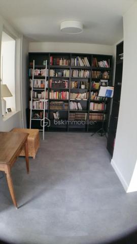 Laissez-vous séduire par cette authentique maison Sénonaise des années 1920, alliant charme de l’ancien et confort de vie moderne, située dans un agréable village avec école, à seulement 10 minutes de Sens et de la gare (Paris Gare de Lyon).

Dès l’entrée, vous découvrez un espace spacieux et lumineux qui dessert un double séjour et sa cheminée insert, baigné de lumière, grande baie vitrée ouvrant sur une magnifique terrasse en bois sur pilotis, idéale pour vos moments de détente avec vue sur le jardin. Une grande cuisine aménagée et partiellement équipée, un espace bureau (télétravail ou activité indépendante), un toilette indépendant.

À l’étage :

- deux belles chambres, dont une avec espace dressing
- un grand bureau pouvant facilement être transformé en 3ème chambre
- une salle d’eau moderne avec WC

Un extérieur plein de charme

Implantée sur une parcelle de 502 m², la propriété offre un jardin bucolique avec mur végétal, véritable havre de paix. La terrasse en bois propose le tour de la maison en partie.

 Les + qui font la différence
- Maison rénovée en 2015 ( menuiseries, isolation, électricité, plomberie, ...)
- agrandissement réalisé en 2006
- tout à l'égout, cheminée insert, gaz de ville
- Garage indépendant attenant
- Petite cave, adoucisseur d'eau, chaudière à condensation
- Belle luminosité dans toute la maison
- Potentiel d’évolution (3ème chambre)

Accès rapide : autoroute à 5 min, gare et ville à proximité
📍 Un emplacement stratégique

Profitez du calme de la campagne tout en restant connecté :

Paris Gare de Lyon accessible rapidement
Sens à 10 minutes
Accès autoroutier en 5 minutes
✨ Une maison idéale pour une famille ou un projet de vie au vert, sans compromis sur l’accessibilité.

📞 Une visite s’impose pour découvrir tout son potentiel !