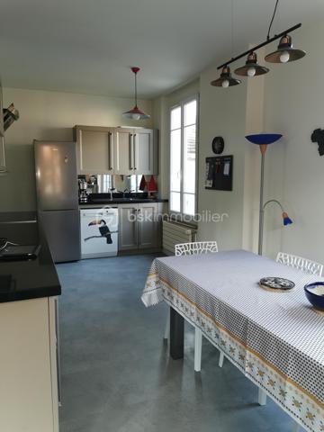 Laissez-vous séduire par cette authentique maison Sénonaise des années 1920, alliant charme de l’ancien et confort de vie moderne, située dans un agréable village avec école, à seulement 10 minutes de Sens et de la gare (Paris Gare de Lyon).

Dès l’entrée, vous découvrez un espace spacieux et lumineux qui dessert un double séjour et sa cheminée insert, baigné de lumière, grande baie vitrée ouvrant sur une magnifique terrasse en bois sur pilotis, idéale pour vos moments de détente avec vue sur le jardin. Une grande cuisine aménagée et partiellement équipée, un espace bureau (télétravail ou activité indépendante), un toilette indépendant.

À l’étage :

- deux belles chambres, dont une avec espace dressing
- un grand bureau pouvant facilement être transformé en 3ème chambre
- une salle d’eau moderne avec WC

Un extérieur plein de charme

Implantée sur une parcelle de 502 m², la propriété offre un jardin bucolique avec mur végétal, véritable havre de paix. La terrasse en bois propose le tour de la maison en partie.

 Les + qui font la différence
- Maison rénovée en 2015 ( menuiseries, isolation, électricité, plomberie, ...)
- agrandissement réalisé en 2006
- tout à l'égout, cheminée insert, gaz de ville
- Garage indépendant attenant
- Petite cave, adoucisseur d'eau, chaudière à condensation
- Belle luminosité dans toute la maison
- Potentiel d’évolution (3ème chambre)

Accès rapide : autoroute à 5 min, gare et ville à proximité
📍 Un emplacement stratégique

Profitez du calme de la campagne tout en restant connecté :

Paris Gare de Lyon accessible rapidement
Sens à 10 minutes
Accès autoroutier en 5 minutes
✨ Une maison idéale pour une famille ou un projet de vie au vert, sans compromis sur l’accessibilité.

📞 Une visite s’impose pour découvrir tout son potentiel !
