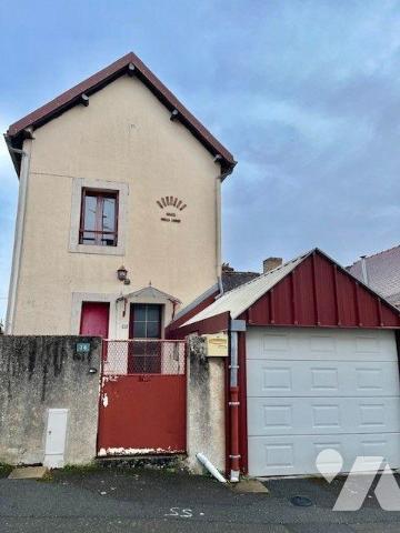 Maison de bourg avec courette, dépendances et garage, sur trois niveaux comprenant :
- Au rez-...