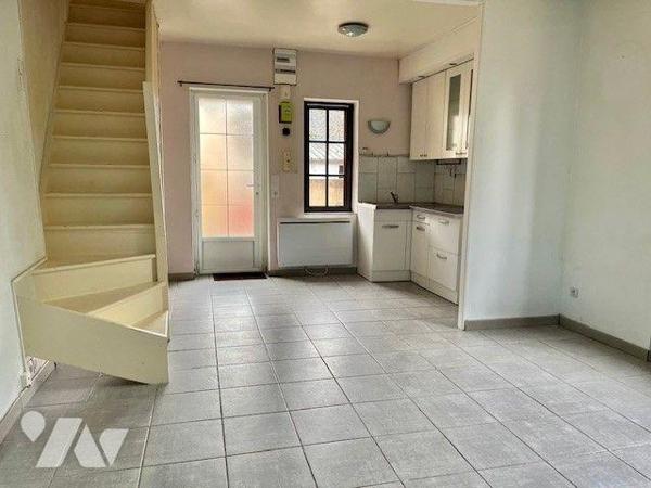 Maison de bourg avec courette, dépendances et garage, sur trois niveaux comprenant :
- Au rez-...