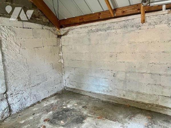 Maison de bourg avec courette, dépendances et garage, sur trois niveaux comprenant :
- Au rez-...