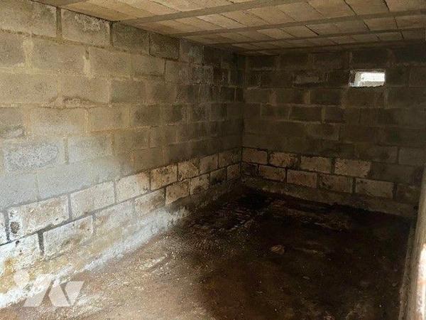 Maison de bourg avec courette, dépendances et garage, sur trois niveaux comprenant :
- Au rez-...