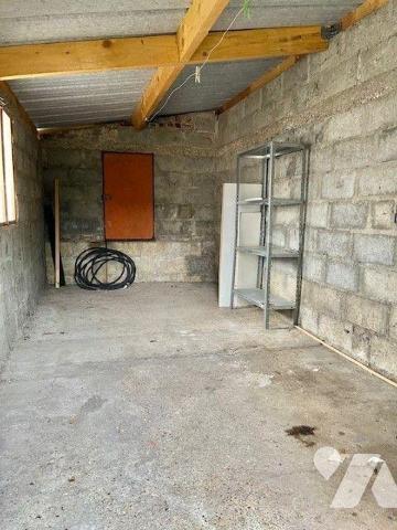 Maison de bourg avec courette, dépendances et garage, sur trois niveaux comprenant :
- Au rez-...