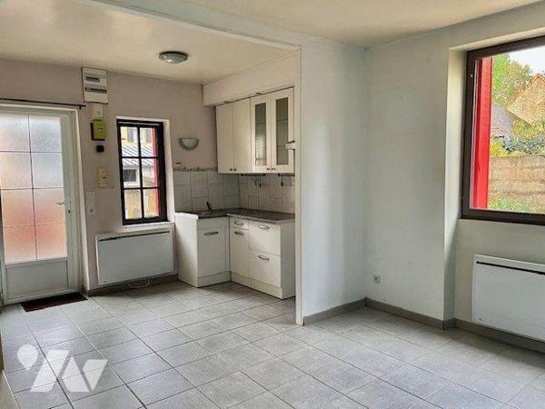 Maison de bourg avec courette, dépendances et garage, sur trois niveaux comprenant :
- Au rez-...