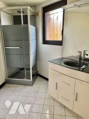 Maison de bourg avec courette, dépendances et garage, sur trois niveaux comprenant :
- Au rez-...