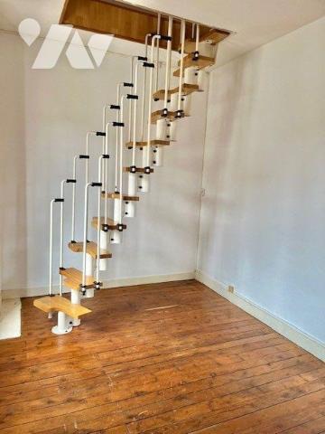 Maison de bourg avec courette, dépendances et garage, sur trois niveaux comprenant :
- Au rez-...