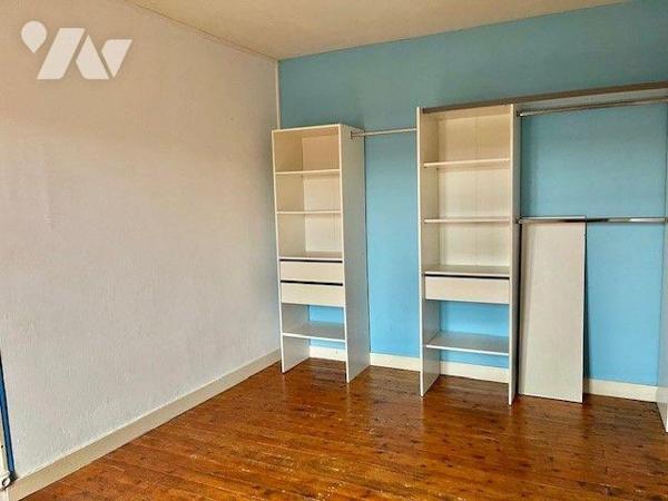 Maison de bourg avec courette, dépendances et garage, sur trois niveaux comprenant :
- Au rez-...