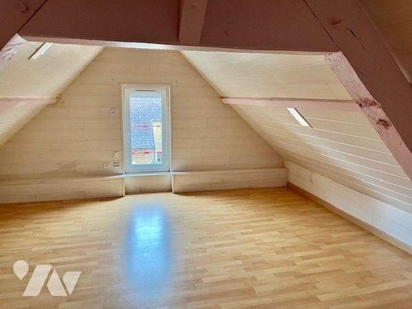 Maison de bourg avec courette, dépendances et garage, sur trois niveaux comprenant :
- Au rez-...