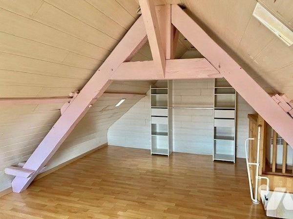 Maison de bourg avec courette, dépendances et garage, sur trois niveaux comprenant :
- Au rez-...