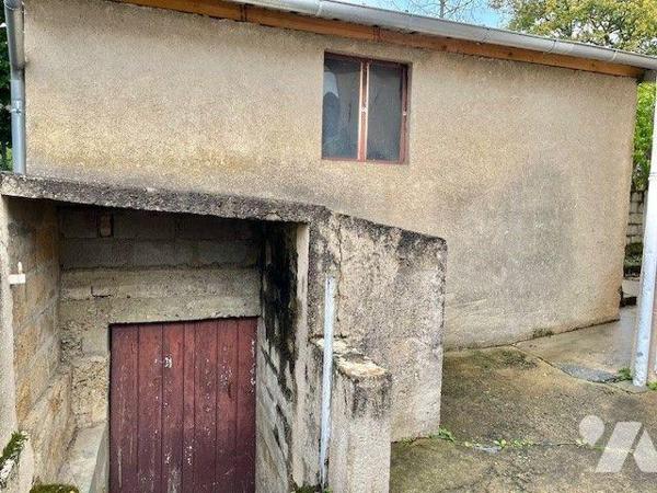 Maison de bourg avec courette, dépendances et garage, sur trois niveaux comprenant :
- Au rez-...