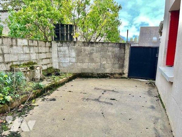 Maison de bourg avec courette, dépendances et garage, sur trois niveaux comprenant :
- Au rez-...