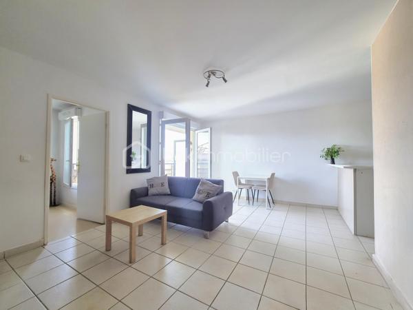 Découvrez ce beau F2 au 2èm étage avec ascenseur dans une résidence fermée et sécurisée de 2008. Il se compose d'une entrée, d'une belle pièce de vie de 25,60 M2 avec un accès au balcon situé au calme du coté de la cour, la cuisine est aménagée et entièrement équipée ( four, plaque, hotte, frigo, lave-vaisselle ). Dans l'espace nuit se trouve une chambre avec dressing ,buanderie et salle d'eau et d'un WC séparé. A ceci s'ajoute une place de parking au sous sol.