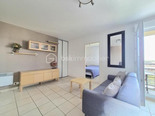 Découvrez ce beau F2 au 2èm étage avec ascenseur dans une résidence fermée et sécurisée de 2008. Il se compose d'une entrée, d'une belle pièce de vie de 25,60 M2 avec un accès au balcon situé au calme du coté de la cour, la cuisine est aménagée et entièrement équipée ( four, plaque, hotte, frigo, lave-vaisselle ). Dans l'espace nuit se trouve une chambre avec dressing ,buanderie et salle d'eau et d'un WC séparé. A ceci s'ajoute une place de parking au sous sol.