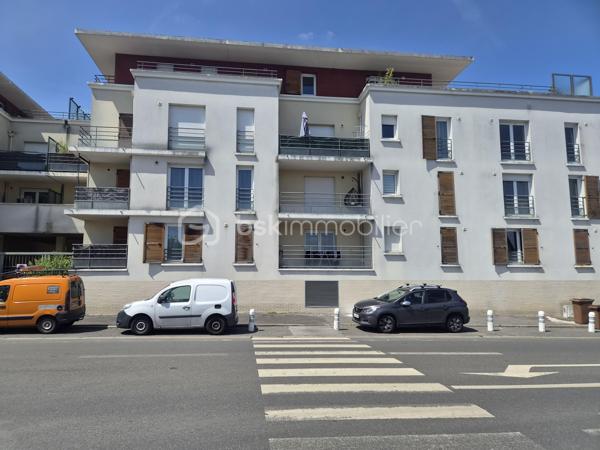 Découvrez ce beau F2 au 2èm étage avec ascenseur dans une résidence fermée et sécurisée de 2008. Il se compose d'une entrée, d'une belle pièce de vie de 25,60 M2 avec un accès au balcon situé au calme du coté de la cour, la cuisine est aménagée et entièrement équipée ( four, plaque, hotte, frigo, lave-vaisselle ). Dans l'espace nuit se trouve une chambre avec dressing ,buanderie et salle d'eau et d'un WC séparé. A ceci s'ajoute une place de parking au sous sol.