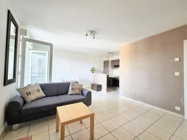 Découvrez ce beau F2 au 2èm étage avec ascenseur dans une résidence fermée et sécurisée de 2008. Il se compose d'une entrée, d'une belle pièce de vie de 25,60 M2 avec un accès au balcon situé au calme du coté de la cour, la cuisine est aménagée et entièrement équipée ( four, plaque, hotte, frigo, lave-vaisselle ). Dans l'espace nuit se trouve une chambre avec dressing ,buanderie et salle d'eau et d'un WC séparé. A ceci s'ajoute une place de parking au sous sol.